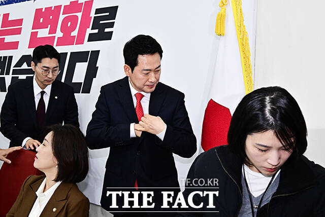 장동혁 국민의힘 대표의 강공 행보에 당 안팎에서는 벌써부터 지방선거 참패 이후 지도부 교체 가능성을 거론하는 체념 섞인 기류가 감지되고 있다. 사진은 장 대표. /배정한 기자