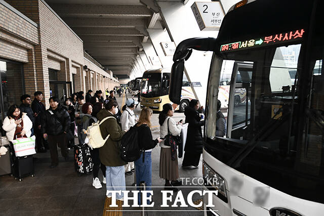서울고속버스터미널 경부선 플랫폼에서 승객들이 부산행 버스에 탑승하고 있다.