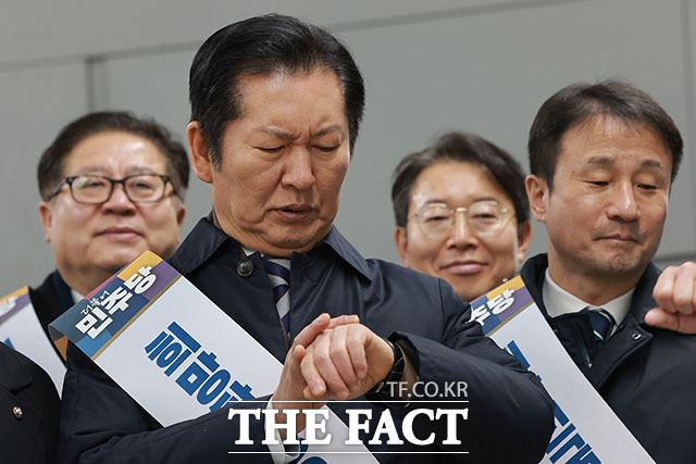 더불어민주당 정청래 대표가 13일 서울 용산역에서 귀성 인사를 하던 도중 시계를 보고 있다. /남용희 기자