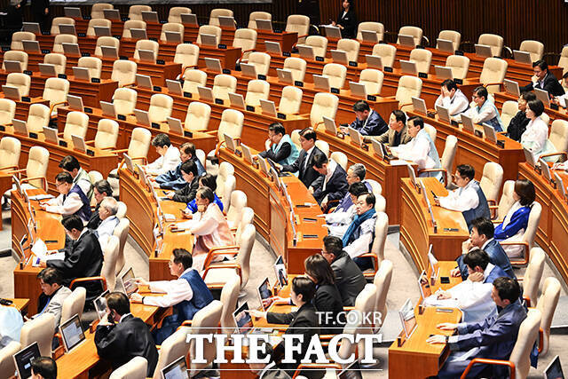 12일 오후 서울 여의도 국회에서 열린 본회의에 참석한 한복 차림의 민주당 의원들. 국민의힘 좌석은 비어 있다. /배정한 기자