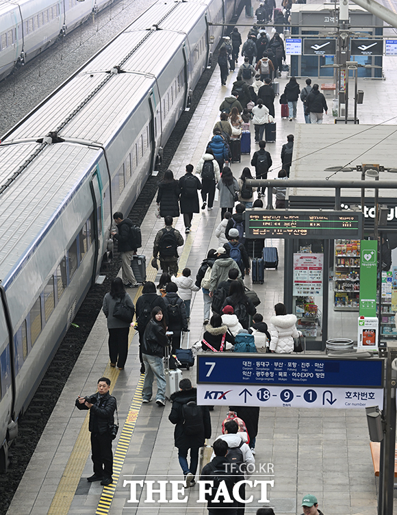 같은 시간 서울 용산구 용산역과 동대문구 청량리역에도 100여명의 시민들이 휴대전화와 손목시계를 번갈아보며 열차를 기다렸다. /박헌우 기자