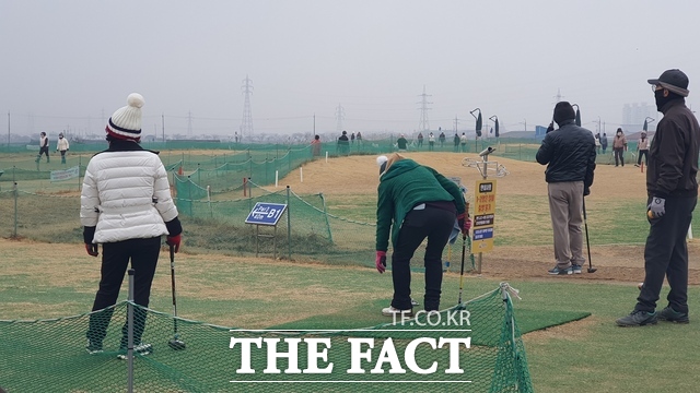 익산시 관내 한 파크골프장에서 시민들이 경기를 하고 있다. /익산시
