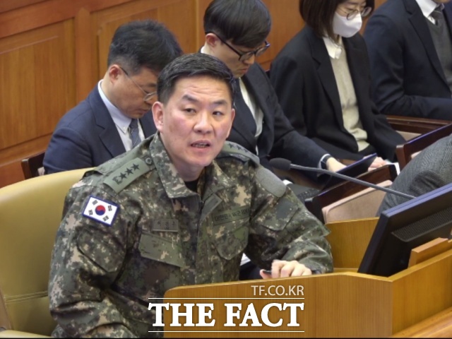 헌법재판소의 윤석열 전 대통령 탄핵심판에서 위증한 혐의를 받는 이진우 전 육군 수도방위사령관이 13일 경찰에 피의자 신분으로 출석했다. 사진은 이 전 사령관이 2025년 2월4일 서울 종로구 헌법재판소에서 열린 윤석열 대통령 탄핵심판 5차 변론에 증인으로 출석해 발언하고 있는 모습./헌법재판소