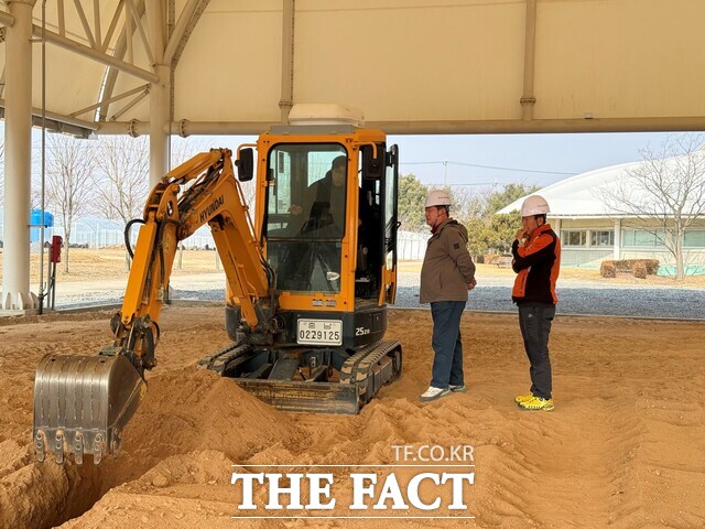 농업인들이 2~12일 소형건설기계 조종면허 교육에서 3톤 미만 소형굴착기 실습을 하고 있다. /충남도