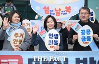  손 흔드는 김재연 상임대표 [포토]