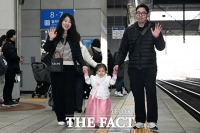  '엄마 아빠 손잡고 고향 가요~' [포토]