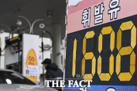  유류세 인하 연장…휘발유 1608원 주유소 찾은 시민들 [TF사진관]