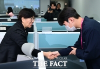  정은경 장관, 설 연휴 지키는 응급상황실 직원 격려 [포토]