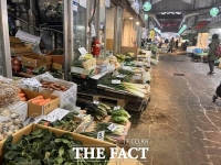  [르포] 비싸서 '들었다 놨다' 되풀이…매출 반토막 전통시장은 '한숨'