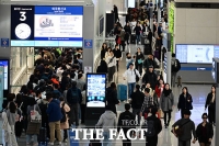  '설 연휴 D-1'…붐비는 인천국제공항 [TF사진관]
