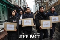  쪽방촌 주민들에게 설 선물 전달하는 국민의힘 [포토]