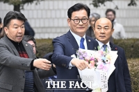  축하 화환 받은 송영길 [포토]