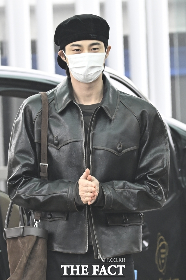 변우석의 경우 브랜드 협찬과 홍보가 결합된 일정인 만큼, 공항 패션의 완성이라 할 수 있는 얼굴 공개는 중요한 요소였다. 변우석은 지난 1월 이탈리아 밀라노 출국 당시(사진)에도 마스크로 얼굴을 가렸다. /송호영 기자