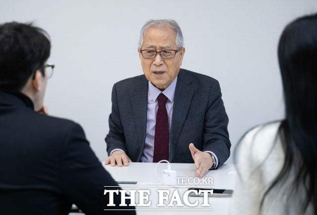 지난 10일 정세현 전 통일부 장관이 북미 대화 재개와 관련해 <더팩트>와의 인터뷰에서 설명하는 모습. /박헌우 기자