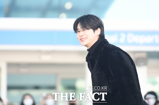 스타의 패션, 태도, 말 한마디, 행동 하나가 뉴스가 되고, 이는 개인을 향한 과도한 침해가 아니라, 이미 공적 관심의 영역에서 사회적 시선으로 비친다.사진은 지난해 2월 변우석이 오니츠카타이거(Onitsuka Tiger) 패션쇼 참석차 인천국제공항을 통해 밀라노로 출국하고 있다. /장윤석 기자