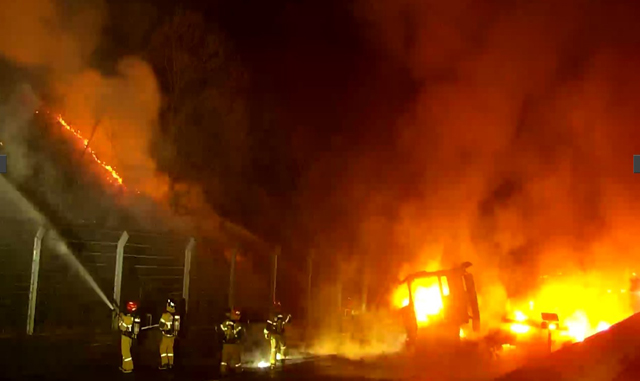 14일 오전 1시 23분쯤 경북 경산시 남천면 신대구부산고속도로에서 발생한 3중 추돌사고 후 차량 화재가 발생해 소방 대원들이 진화 작업을 벌이고 있다. /경북소방본부