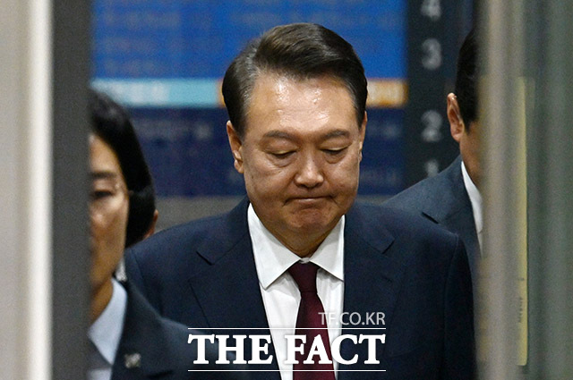 내란 우두머리 혐의 등으로 재판에 넘겨진 윤석열 전 대통령이 지난해 5월 서울 서초구 서울중앙지방법원에서 열린 3차 공판을 마친 뒤 법원을 나서고 있다./사진공동취재단