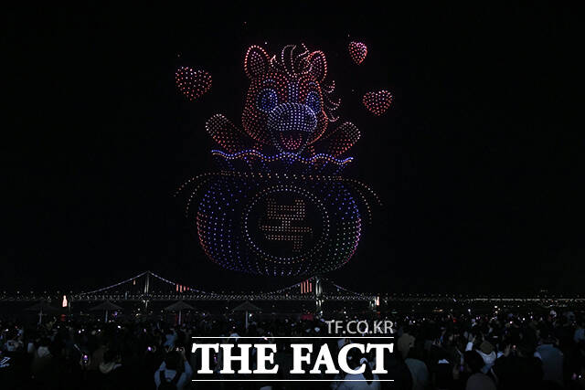 설 연휴 첫날인 14일 저녁 부산 수영구 광안리해수욕장에서 광안리 M 드론라이트쇼 특별 공연이 펼쳐지고 있다. /부산=박상민 인턴기자