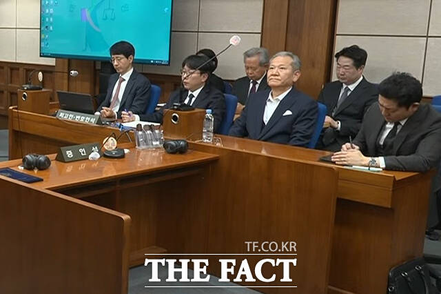 이상민 전 행정안전부 장관이 12일 오후 서울 서초구 서울중앙지방법원에서 열린 내란 중요임무 종사 등 혐의 1심 선고공판에 출석해 류경진 부장판사의 선고를 듣고 있다. /서울중앙지방법원