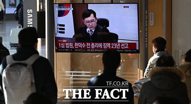 12.3 비상계엄에 가담한 혐의로 재판에 넘겨진 한덕수 전 국무총리가 지난달 21일 열린 1심에서 징역 23년을 선고받은 가운데, 서울역 대합실에서 시민들이 생중계되는 방송을 지켜보고 있다./이새롬 기자