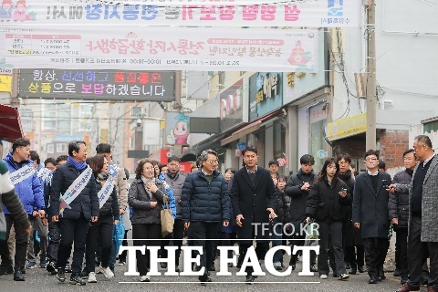 김동연 경기도지사가 설 연휴 첫날인 14일 수원 조원시장을 찾아 민생을 살피고 있다. /경기도