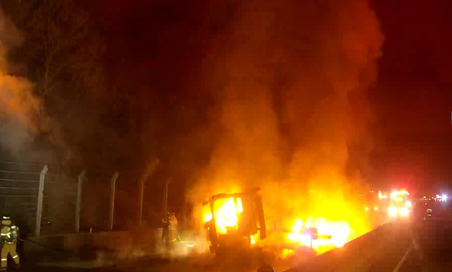 14일 오전 1시 23분쯤 경북 경산시 남천면 신대구부산고속도로에서 발생한 3중 추돌사고 후 차량 화재가 발생해 소방 대원들이 진화 작업을 벌이고 있다. /경북소방본부