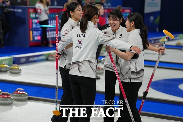 한국 여자 컬링 대표팀이 13일(현지시간) 이탈리아 코르티나담페초의 코르티나 컬링 올림픽 스타디움에서 열린 2026 밀라노·코르티나 동계올림픽 컬링 라운드로빈 3차전 영국과 경기하고 있다. 한국이 9-3으로 승리하며 2승1패를 기록했다. /코르티나담페초=AP·뉴시스