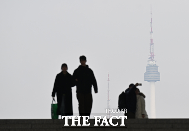 설 연휴 이틀째인 15일에는 포근한 날씨가 이어지는 곳이 많겠지만 짙은 미세먼지로 대기질은 나쁨 수준을 보이겠다. /이새롬 기자