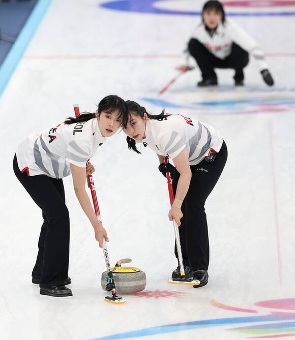 한국 여자 컬링 대표팀이 2026 밀라노·코르티나담페초 동계올림픽 여자 컬링 라운드로빈 3차전에서 영국을 -으로 꺾고 2승 1패를 기록했다. 사진은 여자 컬링 대표팀의 설예은(왼쪽)과 김수지의 모습. /뉴시스