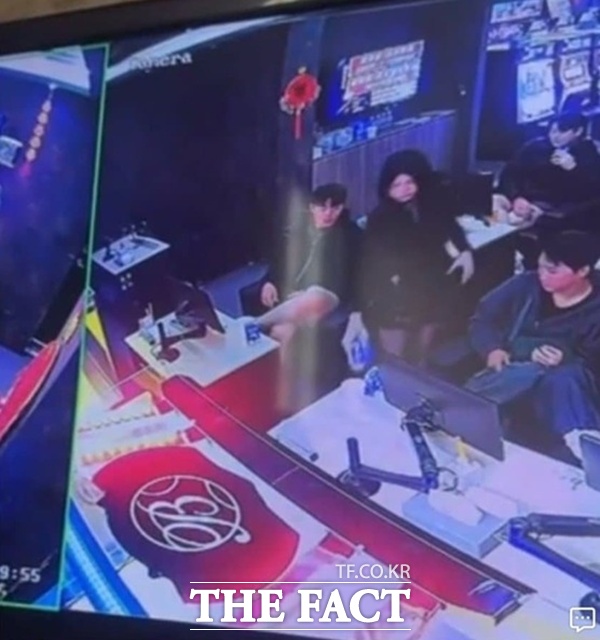 롯데 자이언츠 선수들이 대만 현지 도박장에 있는 모습이 담긴 CCTV. /온라인 커뮤니티 캡쳐