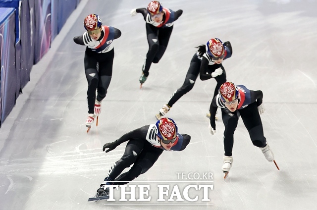 대한민국 쇼트트랙 대표팀 선수들이 13일(현지 시간) 이탈리아 밀라노 아이스스케이팅 아레나에서 훈련을 하고 있다. /밀라노=뉴시스