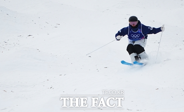 모굴 스키 선수 윤신이가 14일(한국시간) 이탈리아 리비뇨 에어리얼 모굴 파크에서 열린 2026 밀라노·코르티나담페초 동계올림픽 프리스타일 스키 여자 듀얼 모굴 32강에서 카자흐스탄의 율리야 갈리셰바에게 6-29로 패했다. /리비뇨=AP·뉴시스
