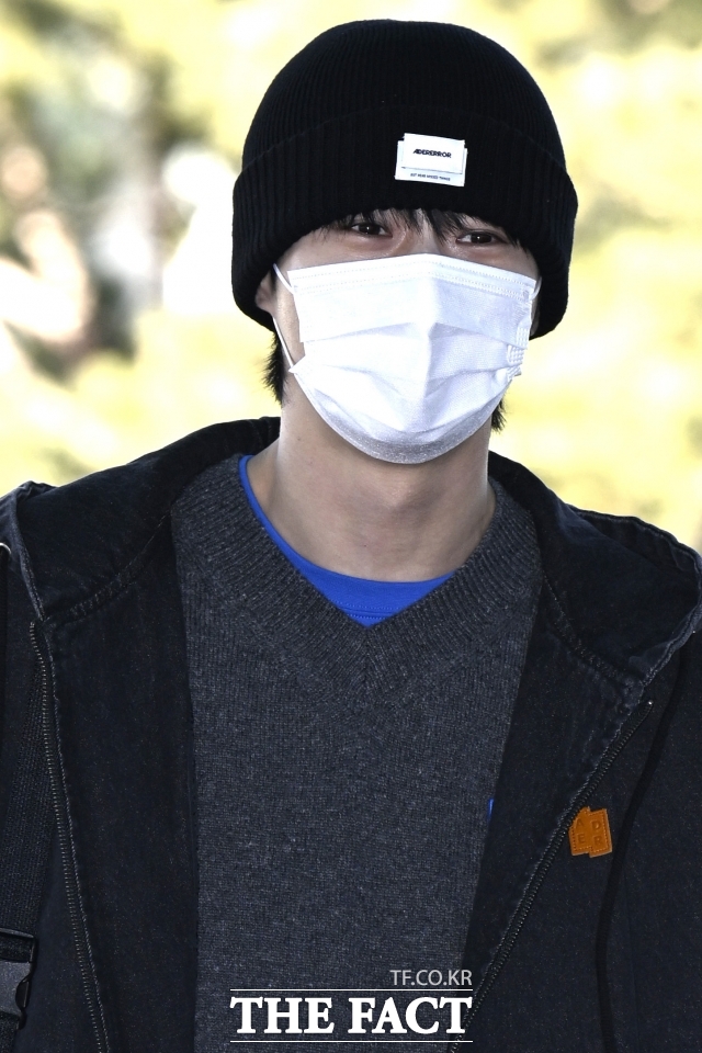 배우 변우석이 이른바 공항 출국 마스크 논란에 휩싸이며, 글로벌 스타로 성장한 배우가 어떤 태도와 자세로 대중 앞에 서야 하는가라는 보다 본질적인 질문을 던졌다. 사진은 지난 9일 오후 해외 일정 참석으로 인천국제공항을 통해 중국 베이징으로 출국하는 장면. /송호영 기자