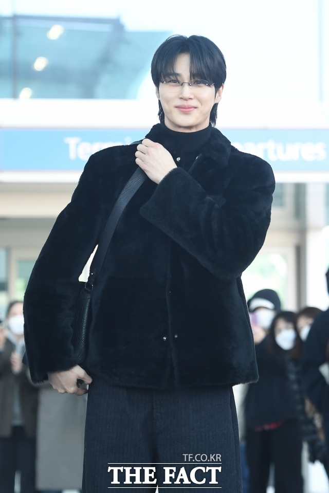 유명한 대중 셀럽이라면, 팬들이 보고 싶어 하는 멋진 모습으로 비치는 것이 더 바람직하다. 이번 마스크 논란은 그래서 더욱 아쉽다. 사진은 지난해 2월 변우석이 오니츠카타이거(Onitsuka Tiger) 패션쇼 참석차 인천국제공항을 통해 밀라노로 출국하고 있다. /장윤석 기자