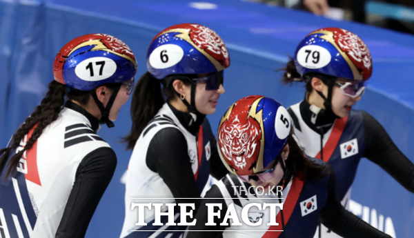 15일(한국시간) 이탈리아 밀라노 아이스 스케이팅 아레나 경기장에서 열린 2026 밀라노·코르티나담페초 동계올림픽 쇼트트랙 여자 3000m 계주 준결승에서 조 1위로 결승에 진출한 선수들이 기쁨을 나누고 있다./뉴시스