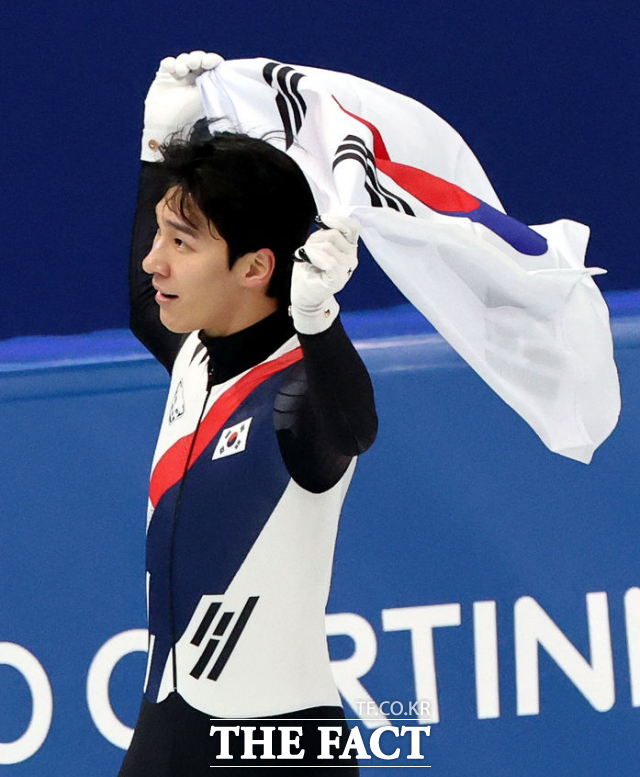 쇼트트랙 황대헌(27·강원도청)이 2026 밀라노·코르티나담페초 동계올림픽 남자 1500m에서 2위를 차지해 은메달을 획득했다. 신동민(21·화성시청)은 4위에 머물렀다. /뉴시스