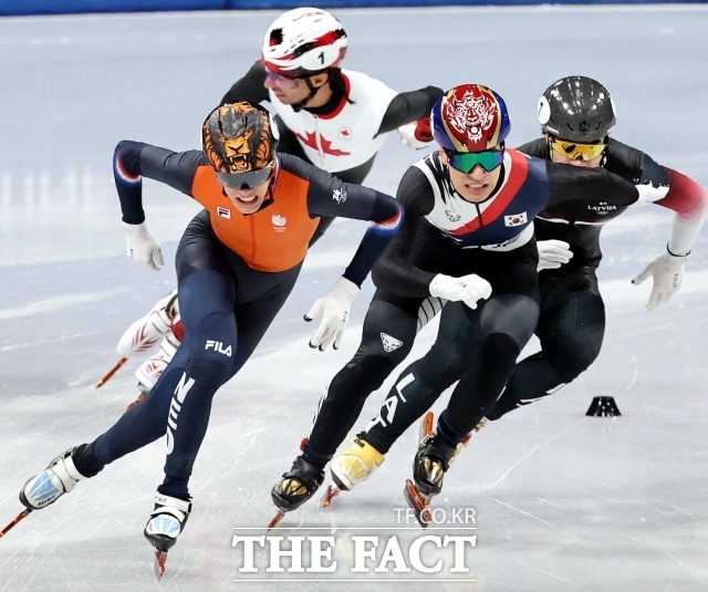 한국의 황대헌(가운데)이 15일 2026 밀라노 코르티나 동계올림픽 쇼트트랙 남자 1500m 결선에서 레이스를 펼치고 있다. 운명적 서사를 만들던 황대헌은 이번 대회에서 은메달을 따고 린샤오쥔은 준준결선에서 탈락했다./밀라노=뉴시스