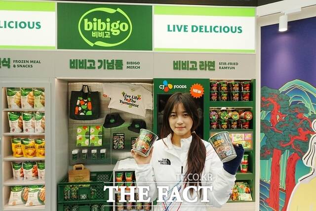 밀라노 동계올림픽 스노보드 금메달리스트 최가온이 14일(현지시각) 코리아하우스 내 CJ 비비고 부스를 방문ㅆ다. /CJ그룹