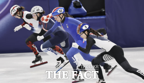 쇼트트랙 최민정이 15일(한국시각) 이탈리아 밀라노 아이스 스케이팅 아레나에서 열린 2026 밀라노·코르티나 담페초 동계올림픽 쇼트트랙 스피드스케이팅 여자 1000m 예선에서 달려가고 있다. /뉴시스