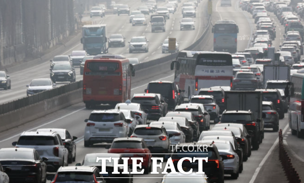 서울 서초구 잠원IC 인근 경부고속도로 하행선(오른쪽)이 정체를 빚고 있다. /뉴시스
