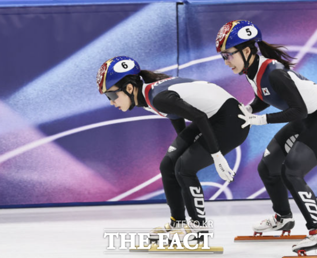 쇼트트랙 최민정이 지난 14일(현지 시간) 이탈리아 밀라노 아이스 스케이팅 아레나에서 열린 2026 밀라노·코르티나 담페초 동계올림픽 쇼트트랙 스피드스케이팅 여자 3000m 계주 준결승에서 김길리를 밀어주고 있다./ 뉴시스
