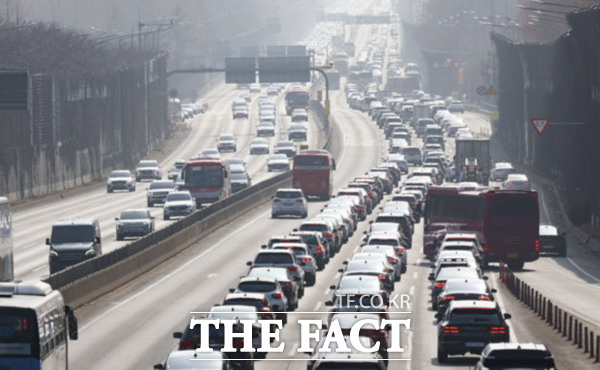 설 연휴 둘째 날인 15일 서울 서초구 잠원IC 경부고속도로 하행선이 정체를 빚고 있다. /뉴시스