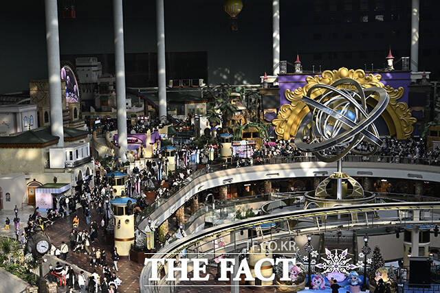 방문객들이 놀이시설을 둘러보고 있다.