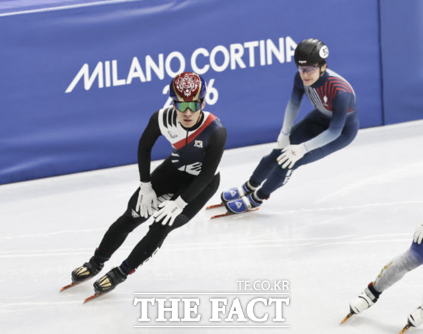 쇼트트랙 황대헌이 14일(현지 시간) 이탈리아 밀라노 아이스 스케이팅 아레나에서 열린 2026 밀라노·코르티나 담페초 동계올림픽 쇼트트랙 스피드스케이팅 남자 1500m 준준결승에서 숨을 고르고 있다. /뉴시스