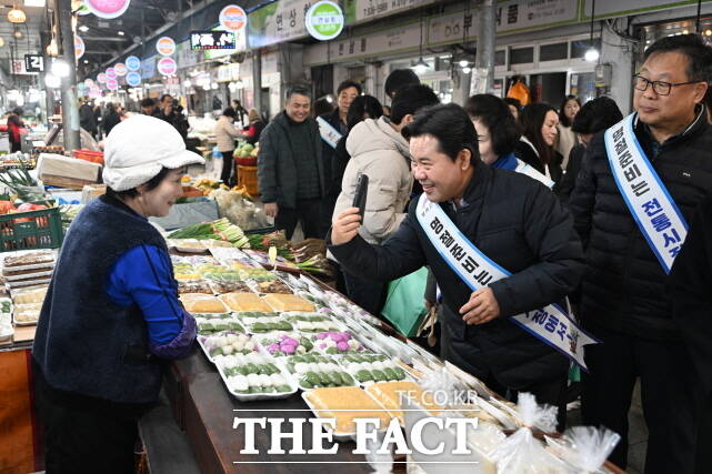 박정현 부여군수가 15일 군내 중앙시장과 새시장, 부여시장 등을 찾아 직접 굿뜨래페이로 설 장보기를 하며 장바구니 물가와 시장 환경을 살피고 있다. /부여군