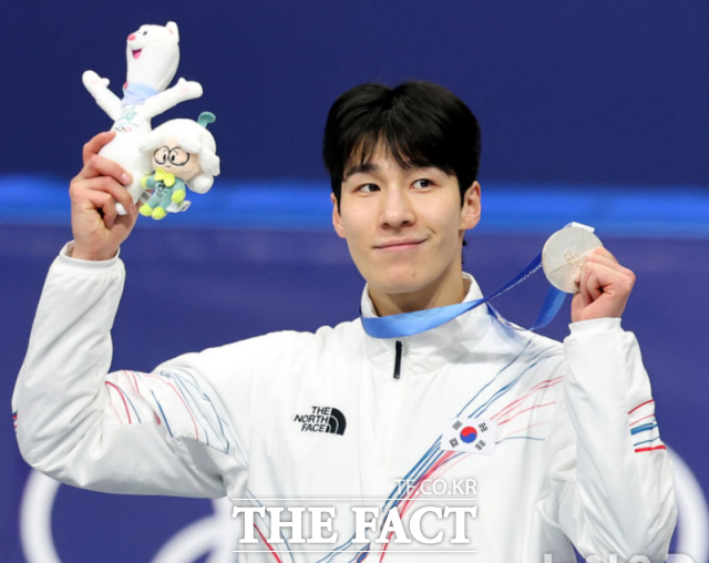 황대헌은 15일(한국 시간) 이탈리아 밀라노 아이스스케이팅 아레나에서 열린 쇼트트랙 남자 1500m 결승 시상대에서 은메달을 목에 걸었다. 앞서 2022년 베이징 동계올림픽에서 획득한 금메달에 이은 메달이다. / 뉴시스