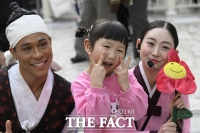  '한복 입은 언니 오빠와 김치!' [포토]