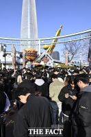  외부에도 길어진 롯데월드 대기 줄 [포토]