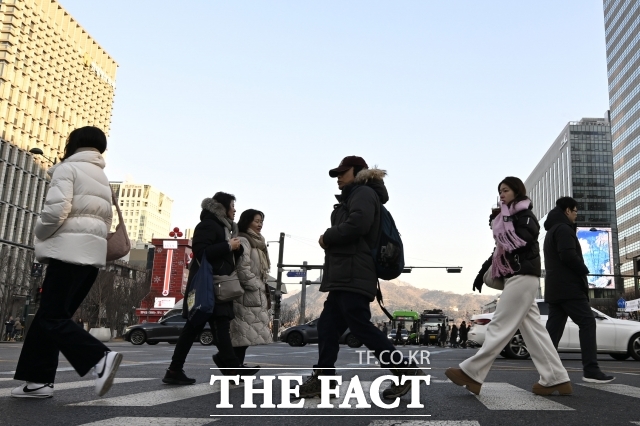 16일~22일은 대체로 맑고 포근한 날씨가 이어진다. 주 후반에는 미세먼지가 짙어지겠다. 22일 일요일에는 전국이 대체로 흐리고 중부지방과 강원영서에 비 또는 눈이 오겠다. 대기가 건조에 산불 등 화재에 주의해야 한다. 사진은 지난 3일 오전 서울 종로구 광화문네거리 건널목에서 시민들. /송호영
