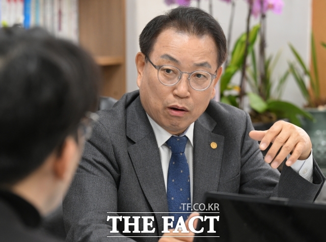 지난 11일 서울 종로구 구기동 이북오도청에 마련된 사무실에서 <더팩트>와 인터뷰에서 민간 교류의 선행이 남북 교류를 자연스럽게 끌어낸다고도 강조했다. /이새롬 기자